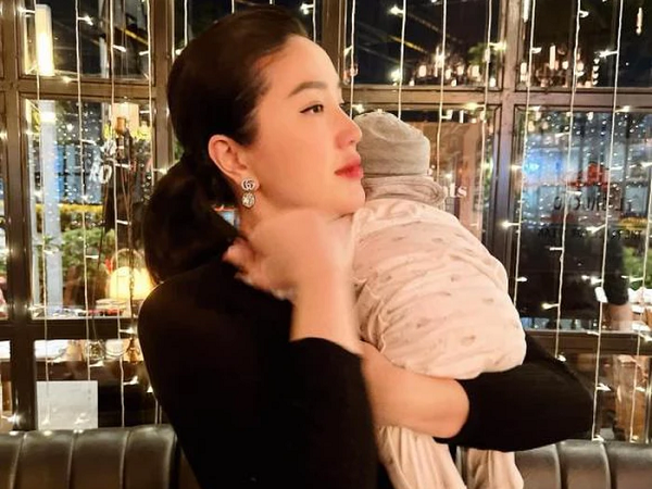 Bảo Thy lên tiếng về việc bế vác quý tử khi mới chỉ hơn 1 tháng tuổi