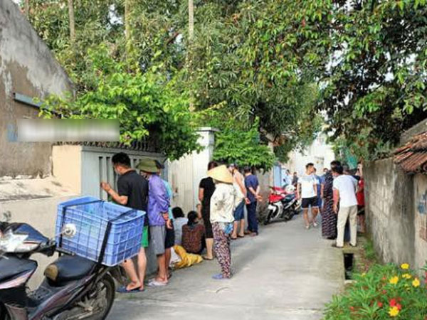 Bị mắng vì chém 2 người hàng xóm, con trai cầm dao phay đuổi chém mẹ và bác ruột