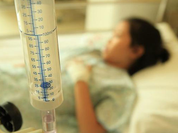 Cô gái trẻ bị suy gan sau nửa tháng theo đuổi phương pháp dưỡng da lành mạnh, BS cảnh báo sai lầm khi dùng vitamin nhiều người mắc phải