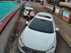 Không thể tự đánh lái vào chỗ đỗ xe, nam thanh niên có màn thể hiện khiến tất cả nể phục