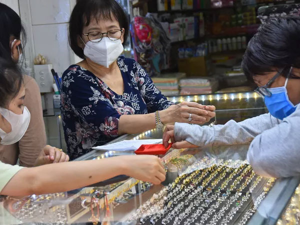 Giá vàng hôm nay 7-1: Giảm mạnh, Mỹ có thể tăng lãi suất cơ bản