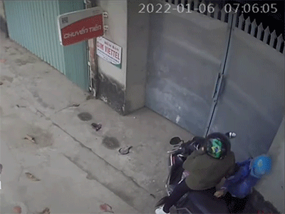 Mẹ chở con đi học nhưng phút chót lại khiến cậu bé 'bàng hoàng' khi nhìn theo bóng lưng