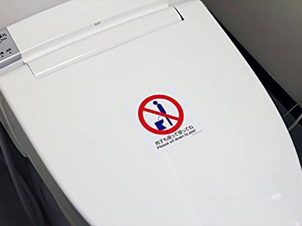 Lý do đàn ông Nhật Bản thích tiểu ngồi