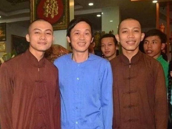 Đàm Vĩnh Hưng, Hoài Linh, Trấn Thành từng chụp chung với nhiều người ở Tịnh thất Bồng Lai
