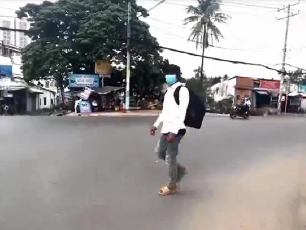 Ngồi lề đường xin tiền xe về quê, mạnh thường quân lại hỏi một câu, nam thanh niên vội co giò bỏ chạy