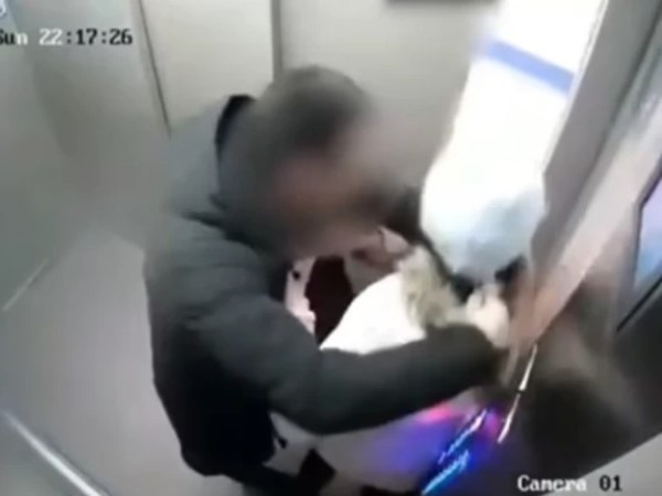 Đứng chờ ngoài cửa thang máy, bố giật mình khi thấy con gái bị kẻ lạ mặt cưỡng hôn