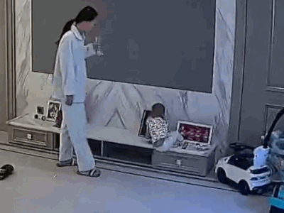 Clip: Mẹ nhanh trí dùng chân đỡ con trai rơi khỏi kệ tủ ti vi