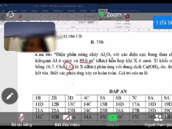 Nam sinh đăng đàn nhờ giải bài tập Hoá nhưng dân mạng lại đổ dồn sự chú ý vào góc phải màn hình