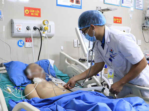Nam thanh niên 24 tuổi hôn mê, suy đa tạng sau khi uống rượu táo mèo
