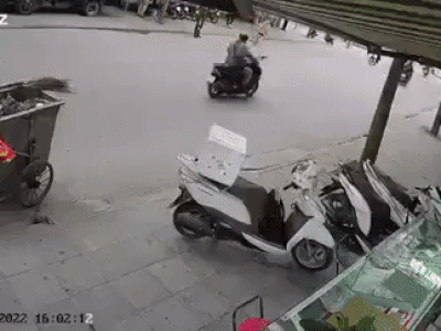 Clip: Thanh niên chạy xe máy thông chốt, tông CSGT ngã văng ra đường