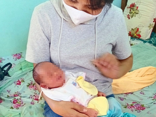 Bé trai mới sinh cuốn trong bọc nilông dính máu ở nghĩa trang