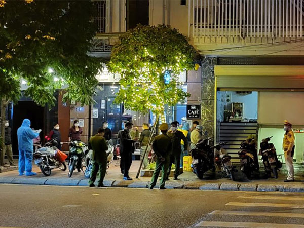 Hà Nội: Cảnh sát kiểm tra quán karaoke mở 'chui' bất chấp lệnh cấm, phát hiện 3 nhân viên dương tính SARS-CoV-2 tiếp khách, hút bóng cười