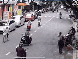 Video: Dừng xe quên tắt máy, người mẹ đèo con nhỏ rơi vào tình huống nguy hiểm khiến cả phố la hét thất kinh