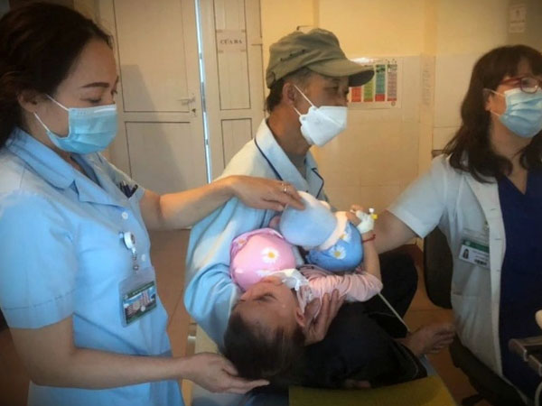 Bé gái 3 tuổi bị lợn cắn đứt lệ quản dưới mắt trái
