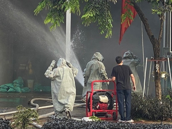 Rò rỉ khí gây choáng váng, khẩn cấp ngăn đường, sơ tán dân ở Bình Dương
