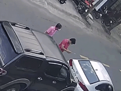 Clip: Đâm đuôi xe con, tài xế xe bán tải còn ngang ngược lao vào đấm đối phương túi bụi ngay giữa đường