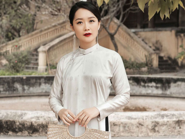 Ngắm vẻ đẹp trong trẻo của BTV Thu Hà thời sự