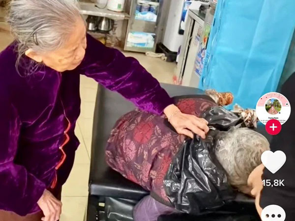Cụ bà 91 tuổi đưa em gái 81 đi gội đầu, hành động đẹp của chủ tiệm khiến ai nấy phải trầm trồ