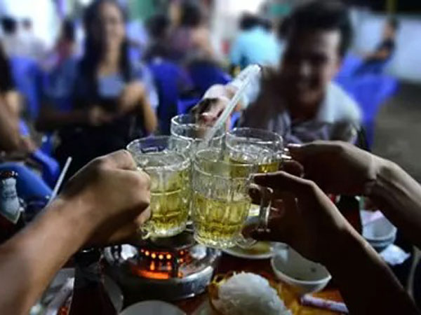 Chồng dám gạt phăng hội chiến hữu: 'Tôi nể anh em, ai nể nhà tôi'