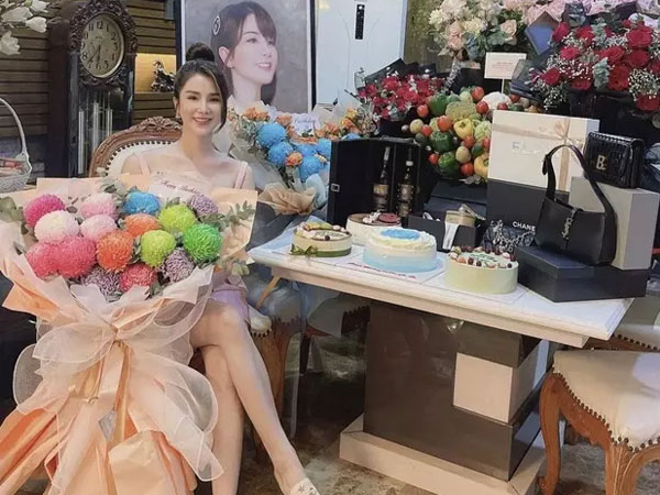 Không cần chồng thiếu gia, bản thân Diệp Lâm Anh cũng sở hữu khối tài sản 'khủng' với loạt siêu xe, đồ hiệu bạc tỷ khiến dân tình trầm trồ