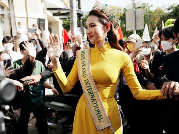 Lễ diễu hành siêu hoành tráng của Hoa hậu Thùy Tiên: Nhan sắc và visual đỉnh khỏi phải bàn, bật khóc khi được đông đảo fan hâm mộ chào đón