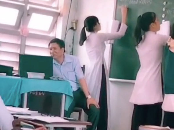 Cho học sinh lên bảng làm bài, thầy giáo âm thầm mở đoạn video này khiến dân mạng tranh cãi