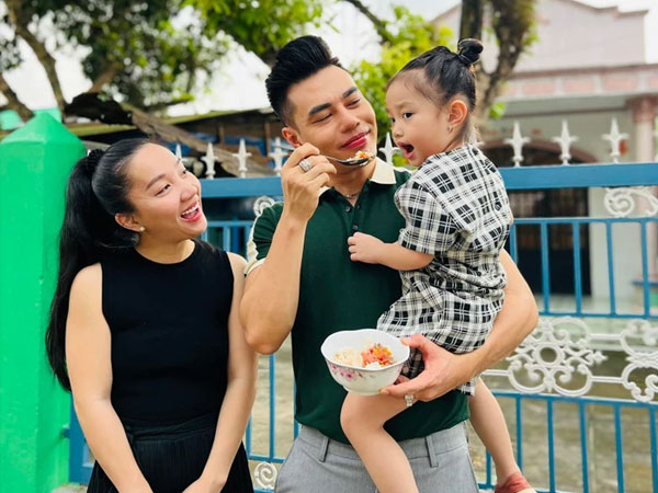 Lê Dương Bảo Lâm liên tục gọi 'con trai, con trai...' khi vợ đi khám thai
