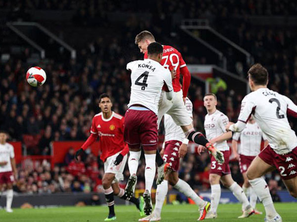 VAR và may mắn giúp MU bảo toàn chiến thắng trước Aston Villa
