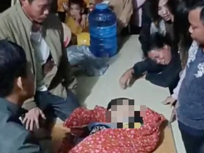 Người thân khóc ngất bên thi thể 2 bé trai 7 tuổi đuối nước ở đập thủy lợi