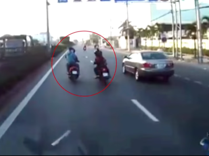 Kinh hãi cảnh nhóm thanh niên vác dao, đuổi chém nhau trên đường: 'Ôi cái tay, cái tay kìa...'
