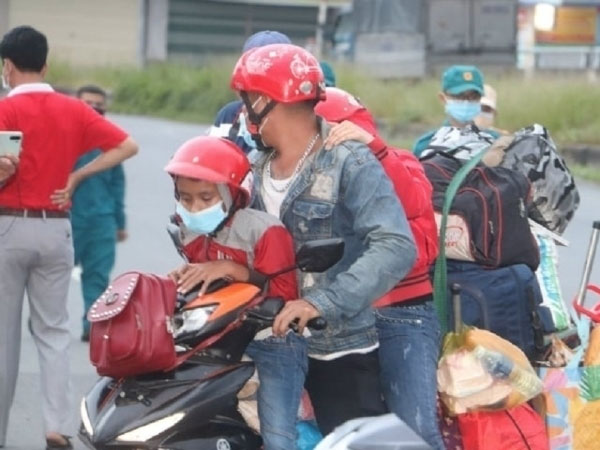 Các địa phương có cần sợ tới mức 'cấm' người dân về quê ăn Tết?