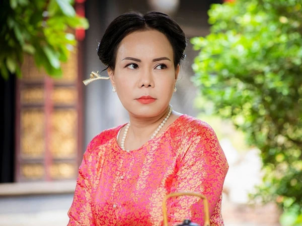 Nghệ sĩ Việt Hương bất ngờ gặp biến căng ngay đầu năm, bị cư dân mạng nhận xét tiêu cực