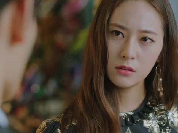 Tháng nào vợ cũng ngửa tay xin tiền, bất ngờ cô ấy mua két sắt đặt giữa nhà, nhìn thấy thứ bên trong mà tôi giật mình sửng sốt