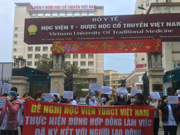 Hơn 40 y bác sĩ xuống đường cầm băng rôn 'cầu cứu' vì bị nợ lương suốt 8 tháng