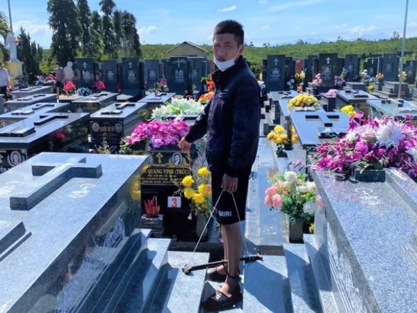 Thanh niên cướp tài sản người đi viếng nghĩa trang