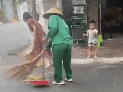 Choáng với hành động 'ngược đời' của nữ công nhân vệ sinh môi trường: Khó chịu khi thấy cô gái gom rác, thẳng tay hất ngược vào nhà dân