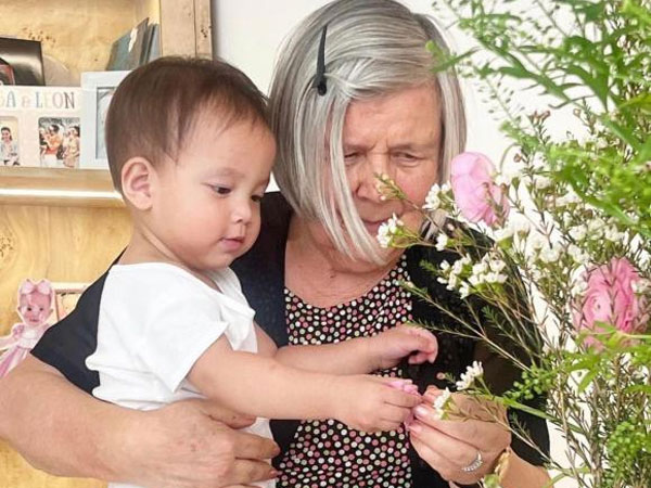 Hà Hồ khoe loạt ảnh con gái Lisa bên bà nội, cư dân mạng ngỡ ngàng vì như bản sao của nhau