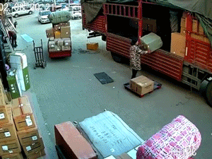 Người phụ nữ biến mất khỏi màn hình sau vụ nổ khiến tất cả rùng mình