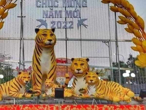 Dân mạng thích thú chia sẻ loạt ảnh linh vật chúa sơn lâm với vẻ mặt buồn thiu nhưng ánh mắt 'xéo sắc'