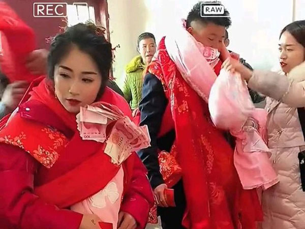 Bỏ 1 tỷ sính lễ nhưng không nhận được quà, chú rể định 'ngậm bồ hòn' để rước dâu cho vui vẻ nhưng hành động sau đó của nhà gái khiến anh ngã ngửa
