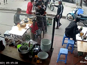 Để con chạy ra đường bị xe máy đâm, bố hùng hổ lao vào đánh người