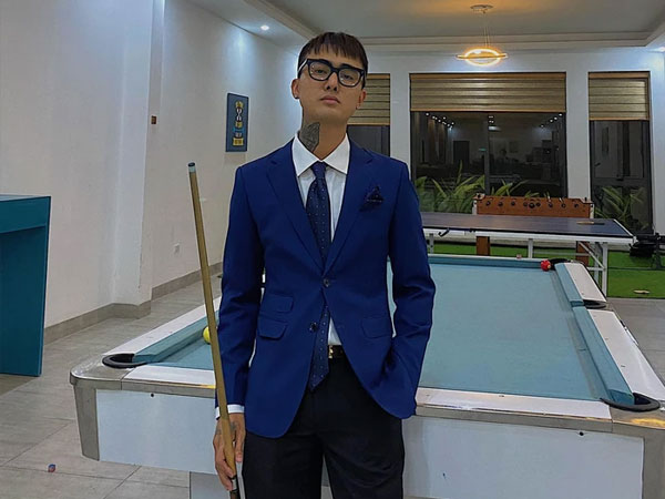 Hậu chia tay, Đạt G lộ diện với diện mạo khác lạ, ngồi 'chill' rượu một mình vào ngày cuối năm