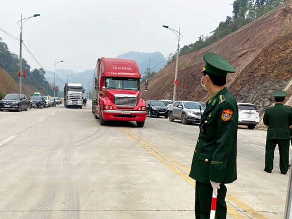 Tin buồn áp Tết, Lạng Sơn dừng nhận xe chở hoa quả tươi lên cửa khẩu