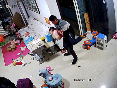 Con gái gặp tình huống nguy hiểm, người cha dùng biện pháp dứt khoát giúp con giải nguy