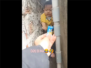 Màn 'lôi kéo' của người lớn khiến em bé mắc kẹt trong khe nhỏ giữa hai nhà được giải thoát một cách đầy hài hước