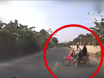 2 nữ sinh bất ngờ quay đầu xe máy bị ô tô tông văng, dân mạng tranh cãi nảy lửa: Ai sai ai đúng?