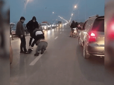 Clip: 2 tài xế lao vào 'quyết chiến' ngay trên cầu ở Hà Nội sau va chạm gây ùn tắc cả đoạn dài
