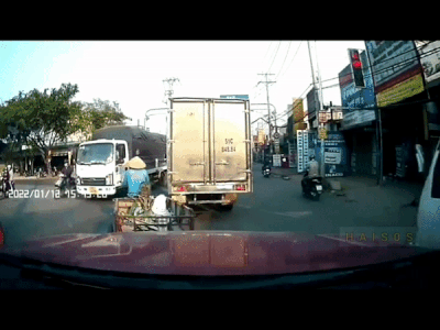 Clip: Kẹp cứng giữa 2 xe ô tô tải sau cú tông bất ngờ, người đàn ông thoát chết thần kỳ