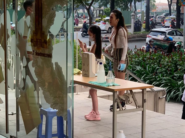 'Chị đại quận 4' tái xuất, vẫn ngoan cố không đeo khẩu trang và lớn tiếng cự cãi ở nơi công cộng