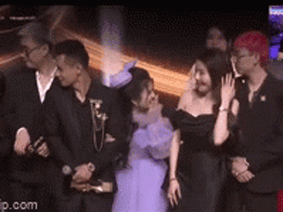 Đã chen hàng lại còn có hành động 'vô tư' thái quá với streamer nổi tiếng có gia đình, cô gái trẻ bị dân tình ném đã dữ dội: 'Muốn ké fame hay gì?'